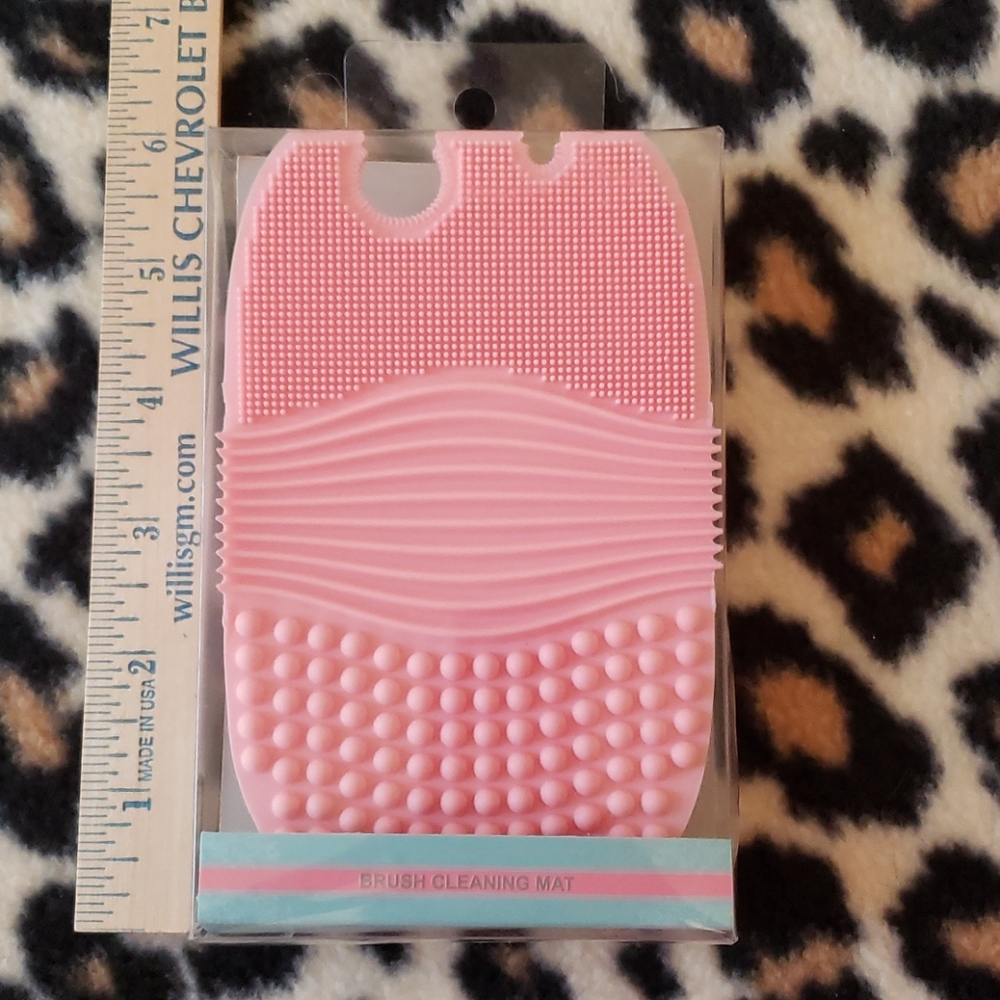 Make up brush cleaner mat